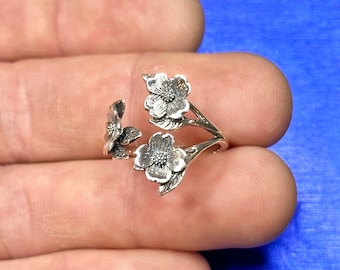 Justerbar ring med hundträblomma i sterlingsilver