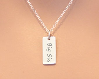 Collar con dije de hermana mayor en plata de ley: regalo grabado para hermana
