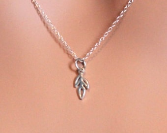 Collar con dije de hoja de vid en plata de ley: joyería minimalista natural