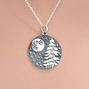 Pendentif pleine lune, arbre enneigé et ciel étoilé en argent sterling, arbre à feuilles persistantes enneigé en argent avec breloque pleine lune, breloque arbre à feuilles persistantes