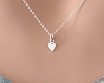 Litet hjärthalsband i sterlingsilver: Minimalistiska smycken med berlocker