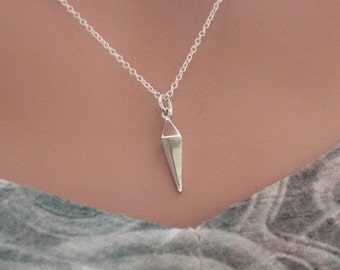 Collar de plata de ley con forma de pincho: colgante geométrico