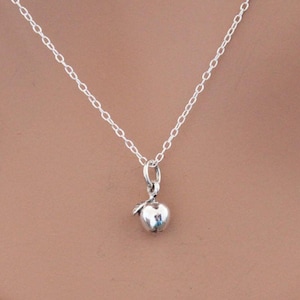Collar con dije de manzana en plata de ley, collar con manzana como regalo para el maestro, collar para el maestro, collar con manzana, regalo para el maestro, collar con capas