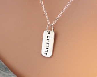 Collar con dije de palabra del destino en plata de ley