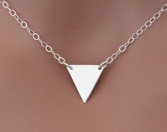 Triangelhalsband i sterlingsilver: Geometriskt minimalistiskt hänge