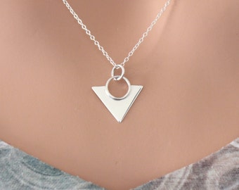 Halsband i sterlingsilver med triangelhänge: Geometrisk berlock