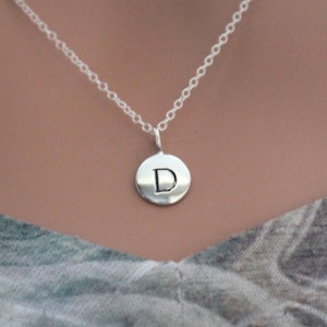 Collar con inicial D simple en plata de ley, collar con D estampada en plata, collar con inicial D estampada, collar con inicial D pequeña, dije con inicial D