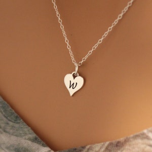 Colar de coração com letra W em prata esterlina, colar com inicial W em prata com pequeno coração estampado, colar com pingente de letra W estampado, colar com inicial W
