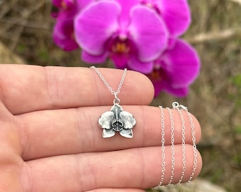 Collar con dije de orquídea en plata de ley: colgante con dije floral