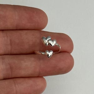 スターリングシルバー製調節可能スリーハートリング、私の愛は溢れるリング