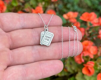 Collar con colgante de entrada de cine de plata de ley: Admite una persona