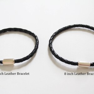 Puede incluir: Dos pulseras de cuero negro con cierres plateados. La pulsera de la izquierda mide 7,5 pulgadas de largo y la pulsera de la derecha mide 8 pulgadas de largo.
