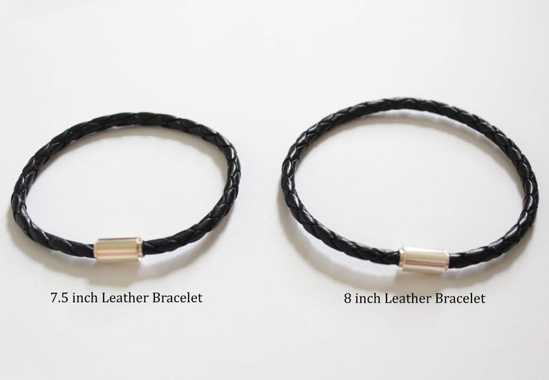 Puede incluir: Dos pulseras de cuero negro con cierres plateados. La pulsera de la izquierda mide 7,5 pulgadas de largo y la pulsera de la derecha mide 8 pulgadas de largo.