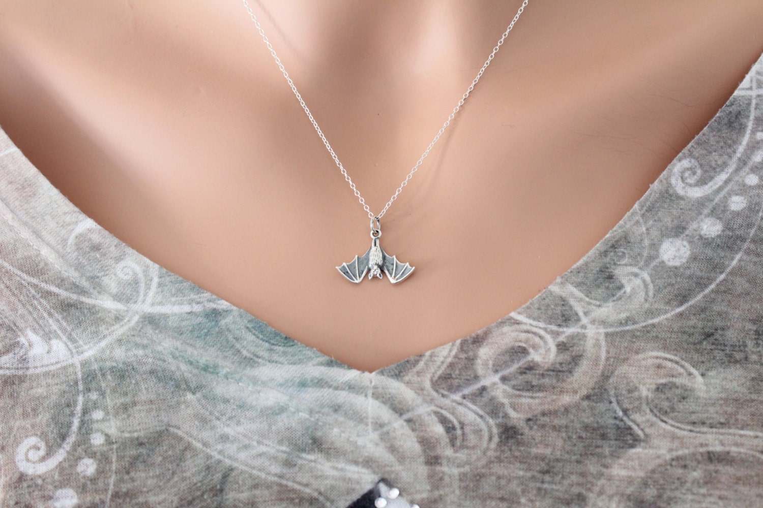Collana Pipistrello Che Brilla Al Buio - Argento 925 Con Ciondolo Luminoso, Ricaricabile Con Luce Solare O UV, Idea Regalo Unica Per Lei