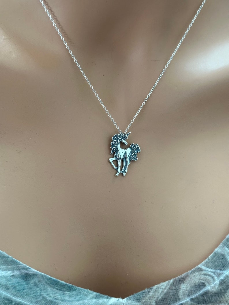 Unicorno rampante in argento sterling con collana di criniera di fiori, collana di unicorno 3D rampante in argento, collana di unicorno con criniera di fiori d'argento immagine 1