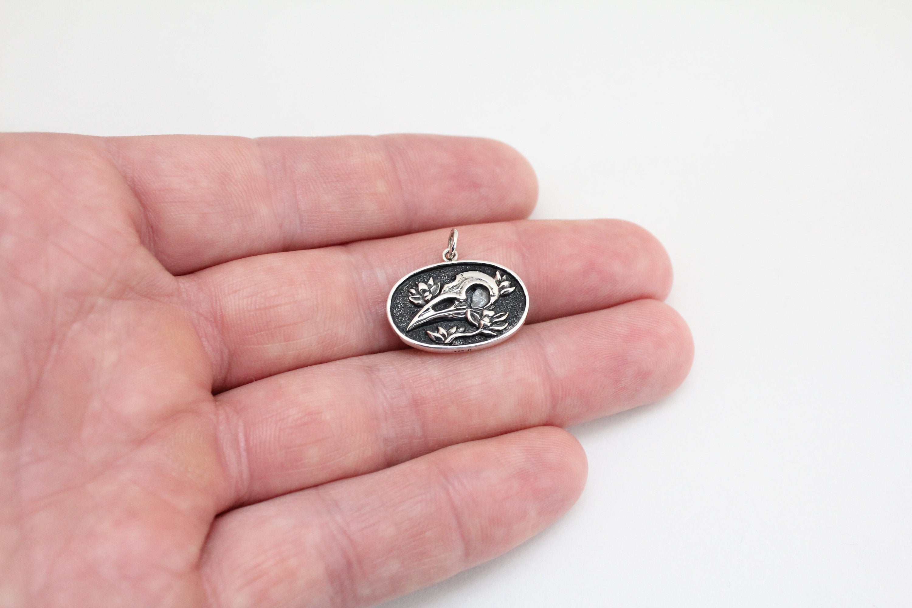 スターリングシルバーのレイヴンスカル＆フラワーペンダントチャーム