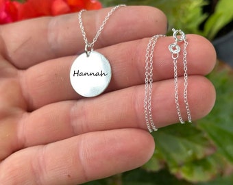 Namensanhänger-Halskette mit individueller Gravur aus Sterlingsilber: Personalisierter runder Anhänger