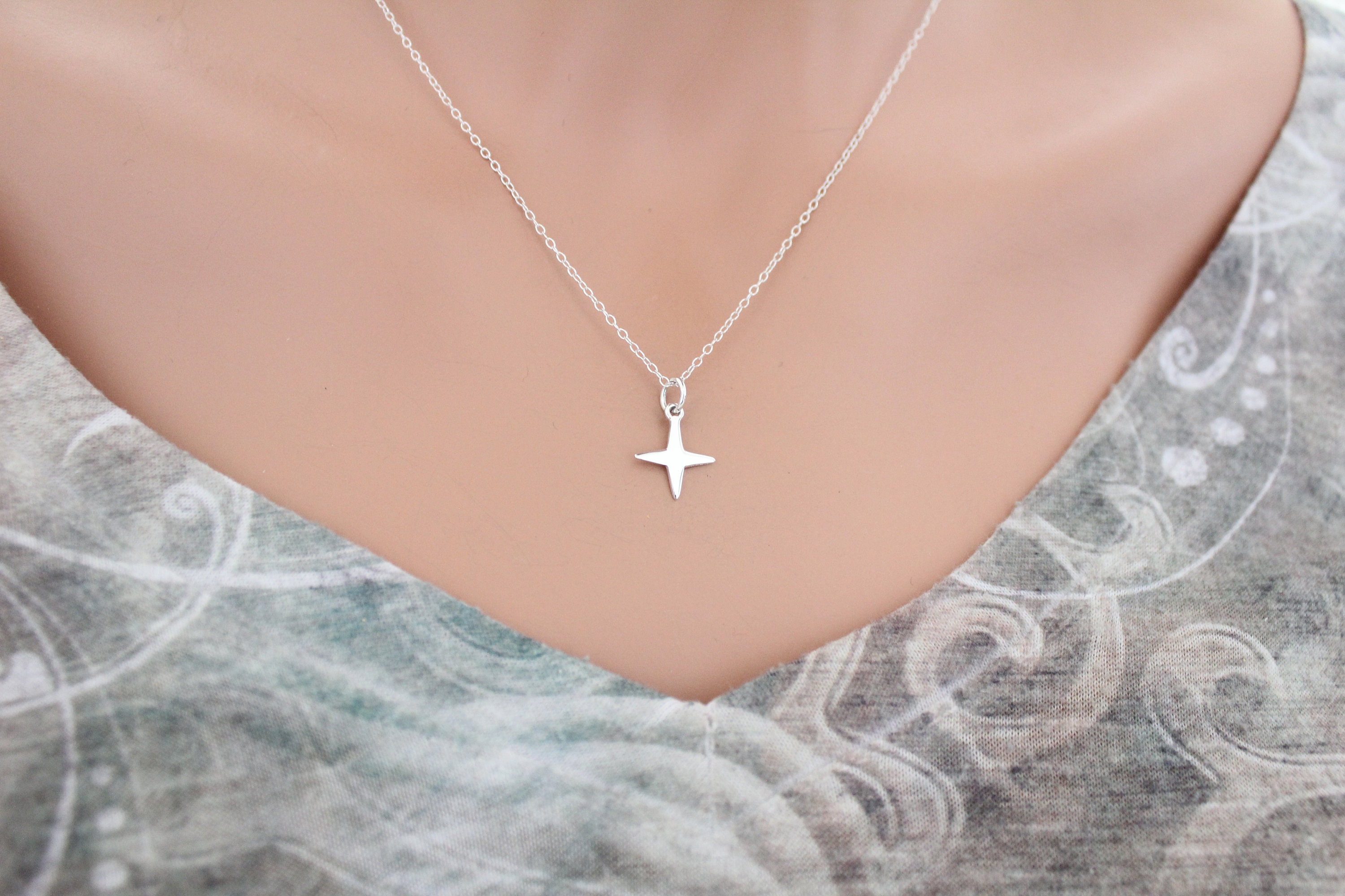 星型チャーム ネックレス スターリングシルバーの四芒星チャームネックレス、シルバーの四