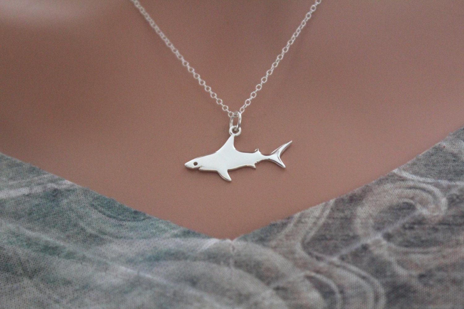 кулон акула. акулье ожерелье блокс. ожерелье акула. бусы из акульих зубов. акулье ожерелье блокс.