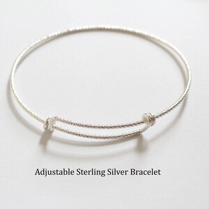 Puede incluir: Un brazalete ajustable de plata con un dise&ntilde;o de alambre trenzado.