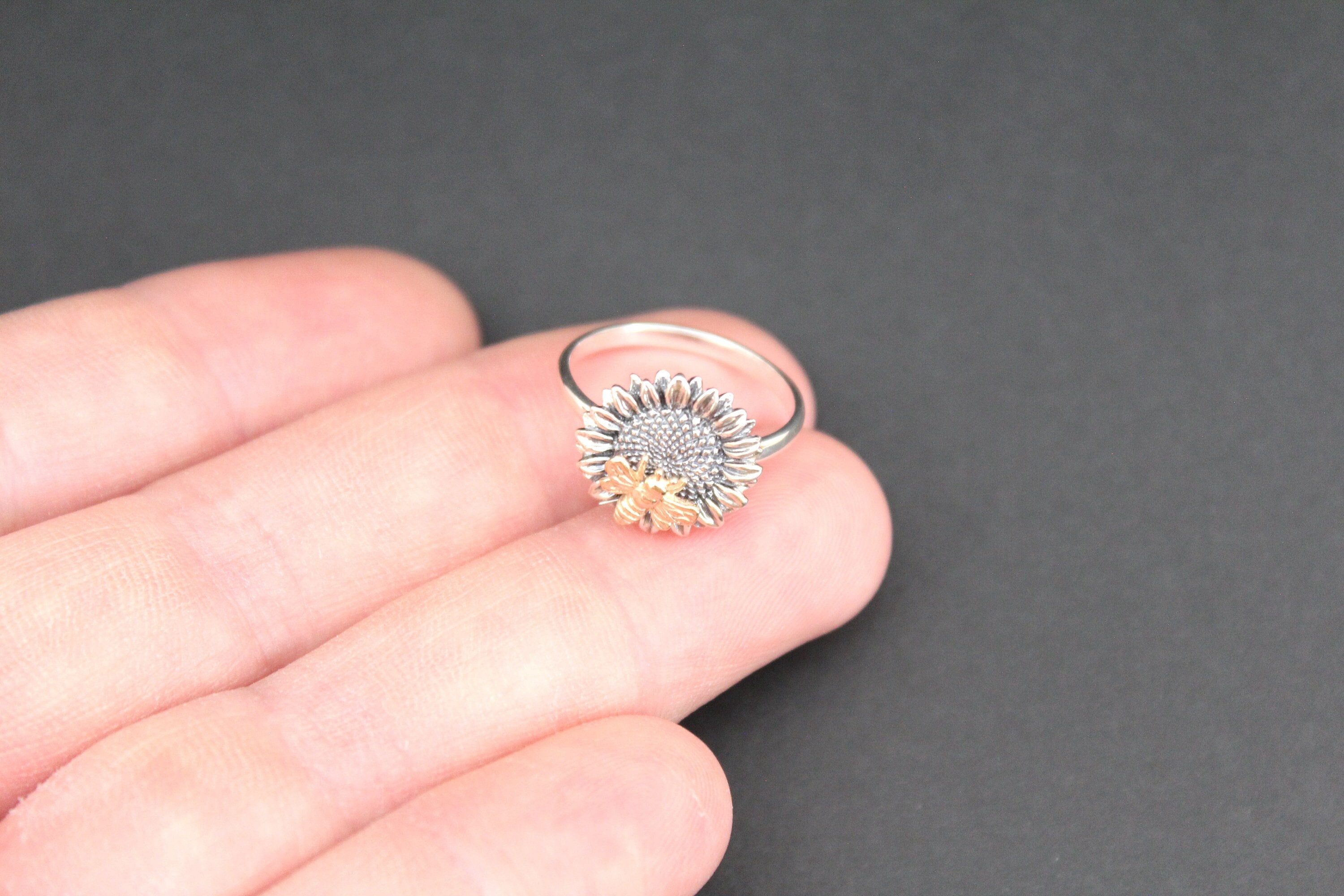 Anello girasole in argento sterling con un'ape in bronzo, ape  impollinatrice in argento sterling e anello girasole, girasole in argento e  anello ape in bronzo -  Italia