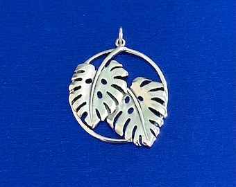 Colgante de hoja de monstera en plata de ley