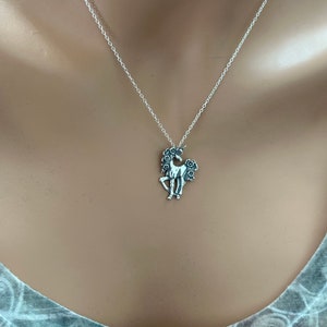 Unicorno rampante in argento sterling con collana di criniera di fiori, collana di unicorno 3D rampante in argento, collana di unicorno con criniera di fiori d'argento immagine 3