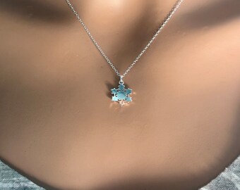 Ciondolo con frammento di ghiaccio con fiocco di neve ghiacciato - Ciondolo in cristallo blu quarzo Aura con fascino fiocco di neve in argento sterling, catena Singapore (Elsa frozen) - Italia