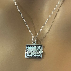 Collar con diploma de escuela secundaria en plata esterlina, collar con diploma de escuela secundaria en plata, collar con colgante de diploma de escuela secundaria en plata oxidada