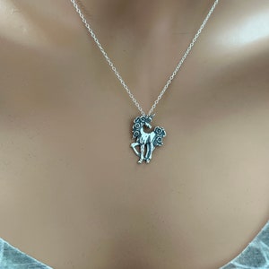 Unicorno rampante in argento sterling con collana di criniera di fiori, collana di unicorno 3D rampante in argento, collana di unicorno con criniera di fiori d'argento immagine 2