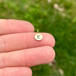 Charm de bronce con la letra E, Charm de bronce con la letra E en un círculo, Charm de bronce con la letra E circular, Charm de bronce con la letra E circular, Charm de bronce con la letra E