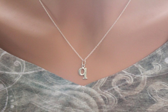 Plata de ley Q de iniciales Collar - Etsy España