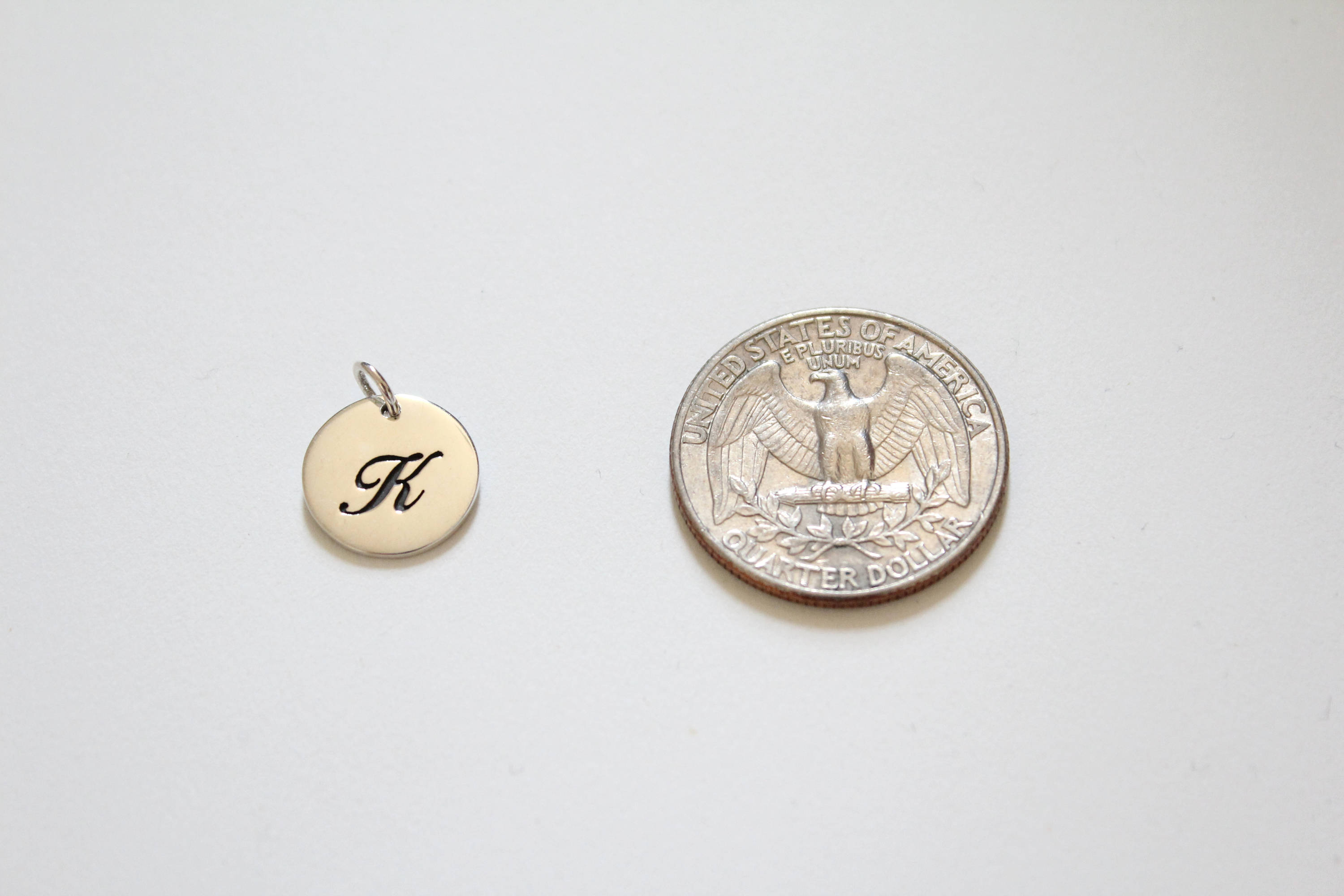 スターリングシルバーの筆記体「k」イニシャルチャームペンダント