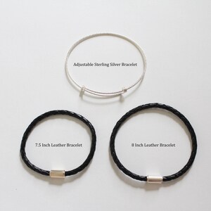 Puede incluir: Tres pulseras, una de plata y dos de cuero negro. La pulsera de plata es ajustable y tiene un dise&ntilde;o delicado. Las pulseras de cuero miden 7,5 pulgadas y 8 pulgadas de largo.