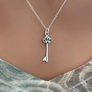 Collar con llave de estilo vintage en plata de ley 3D