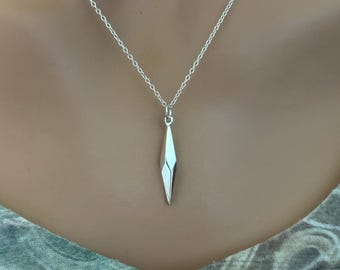 Collar con dije de púas facetadas de plata de ley: joyería minimalista moderna