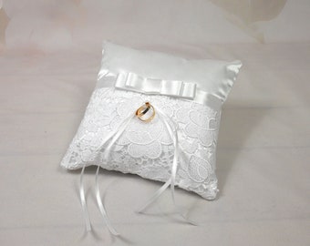 Boho ring pillow in white with bow and elegant vintage lace
