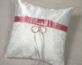 Ring cushion in white old pink with elegant vintage lace