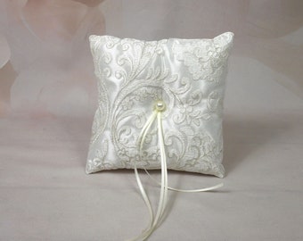 Boho ring cushion in white with elegant vintage lace