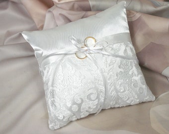 Classic ring pillow in white with elegant lace