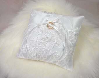 Boho ring pillow in white with elegant lace and vintage pearls