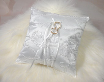 Boho ring cushion in white with elegant vintage lace