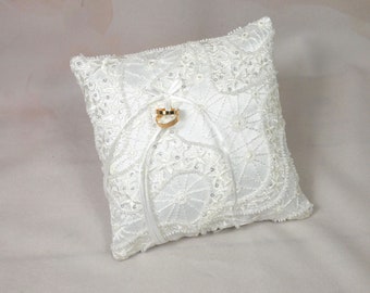 Ring cushion in white with elegant vintage lace