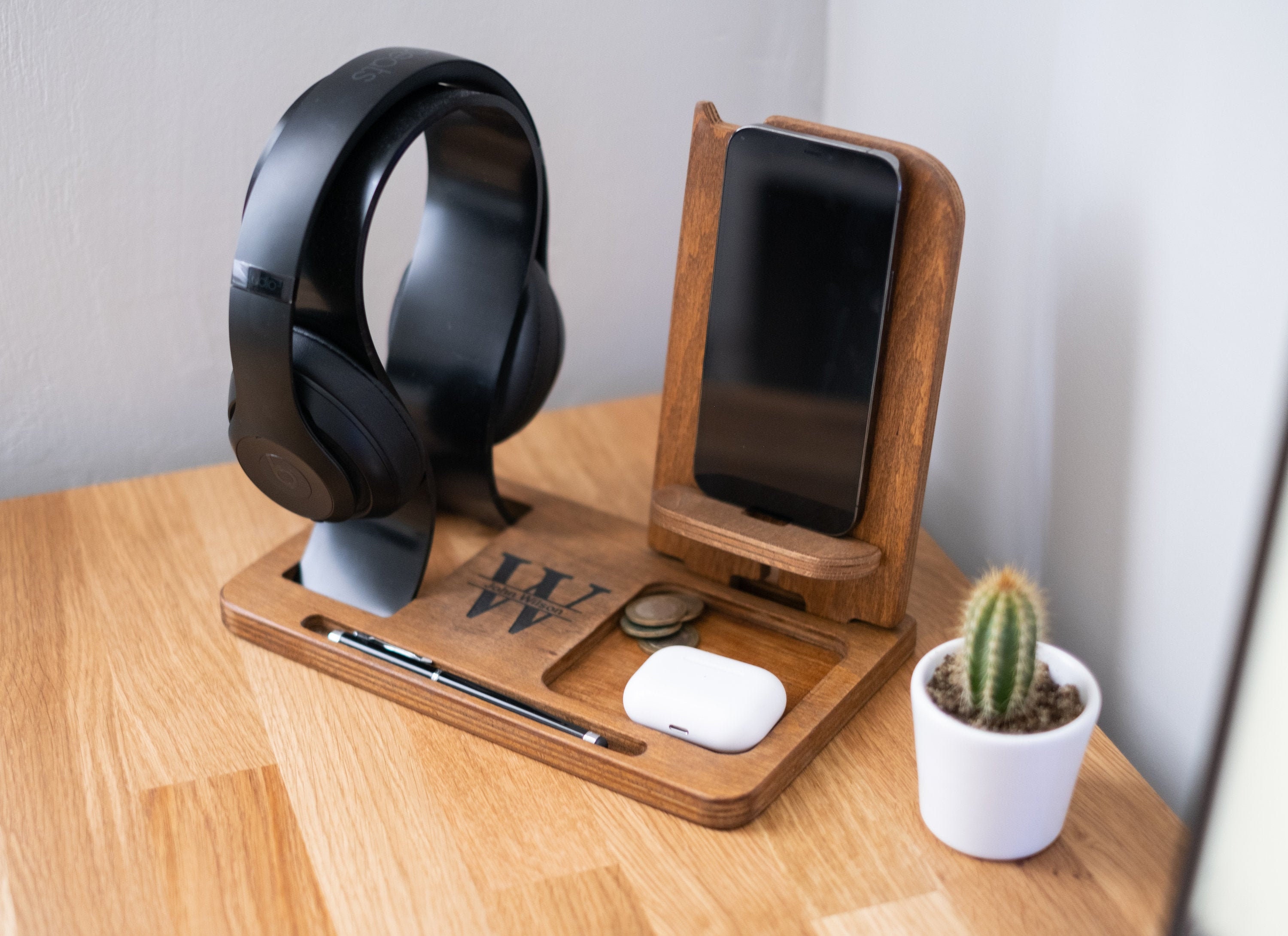 Wooden headphone holder is also a magnificent piece of sculptural