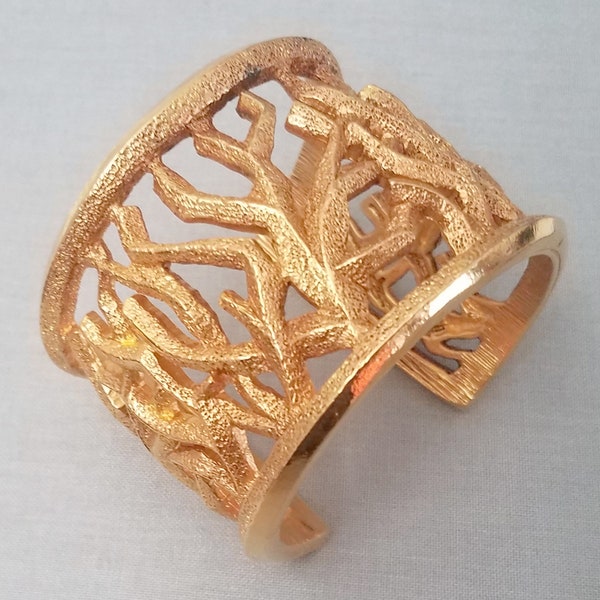 Large LANVIN cuff bracelet, open in gold metal PauletteVintage bijoux