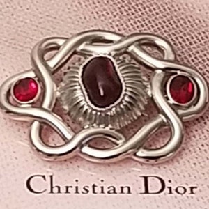 Broche Christian Dior, con pasta de vidrio central, joyería PauletteVintage