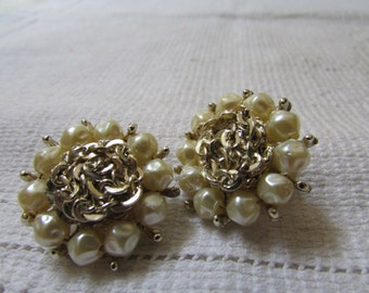 Vintage Kunstperle Blumen 60er Jahre Ohrclips Ohrringe Abschlussball, Hochzeit, Brautschmuck Versandkostenfrei in den USA