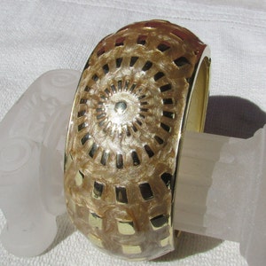 Vintage 80&#39;s beige and cream swirled enamel wide sunburst hinged bangle bracelet gold plated free shipping USA