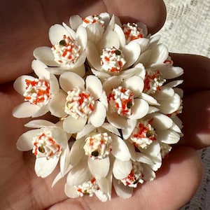 Broszka z egzotycznym kwiatem w kolorze białym z miękkiego plastiku, znalezisko z Niemiec Zachodnich, darmowa wysyłka do USA