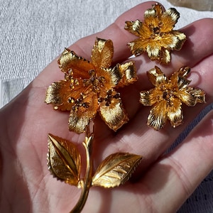 vintage gold plated trembler flower brooch and clip on earrings set demi parure trembling rhinestone centers shipping included USA